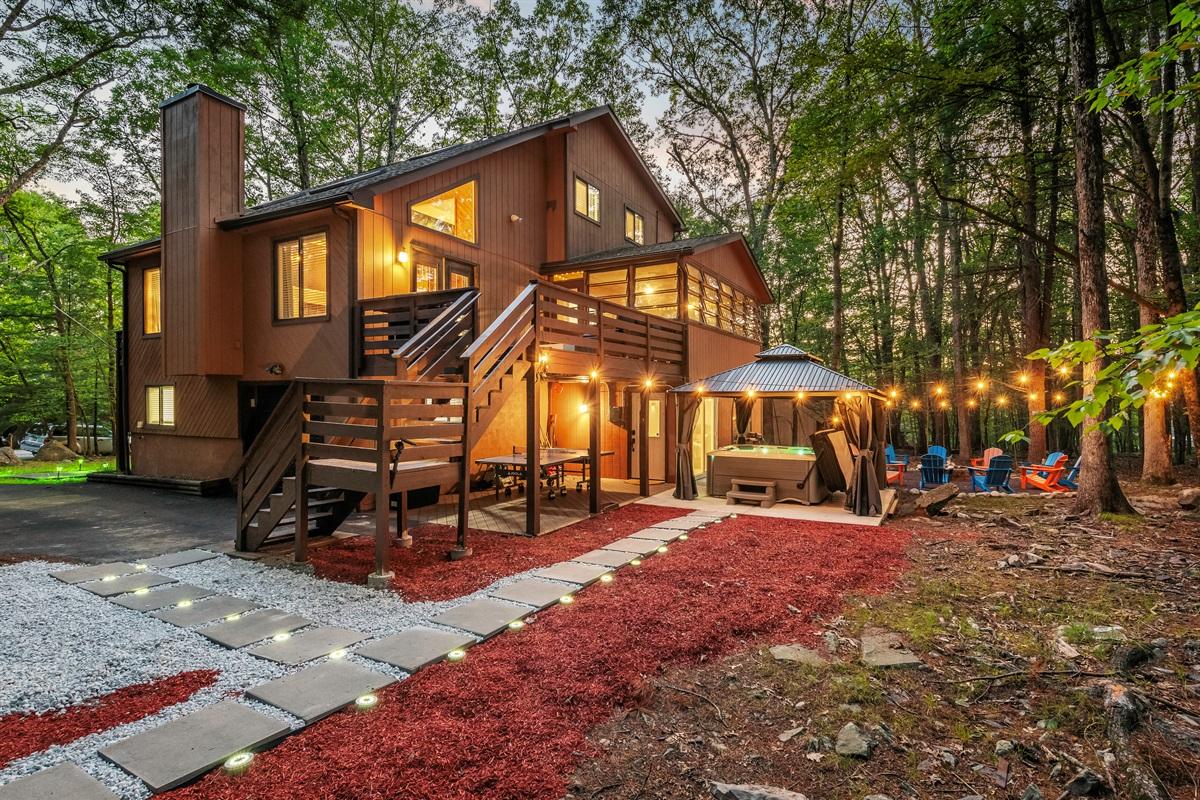 Outdoor Oasis: Enjoy evenings by the hot tub under twinkling lights in a serene forest setting!